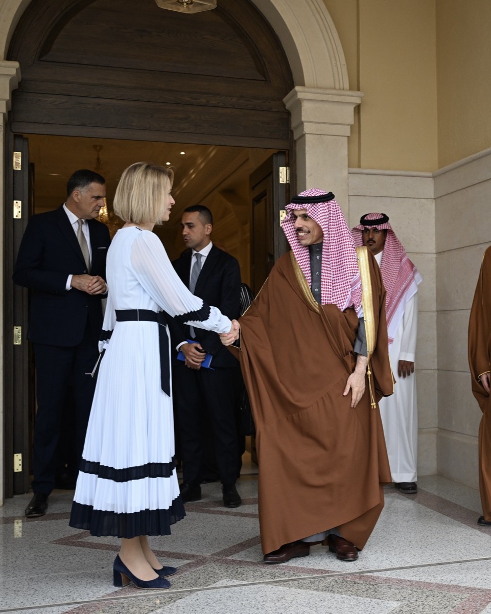 US-Iran Ceasefire: Diplomats Seek Permanent Peace in Gulf