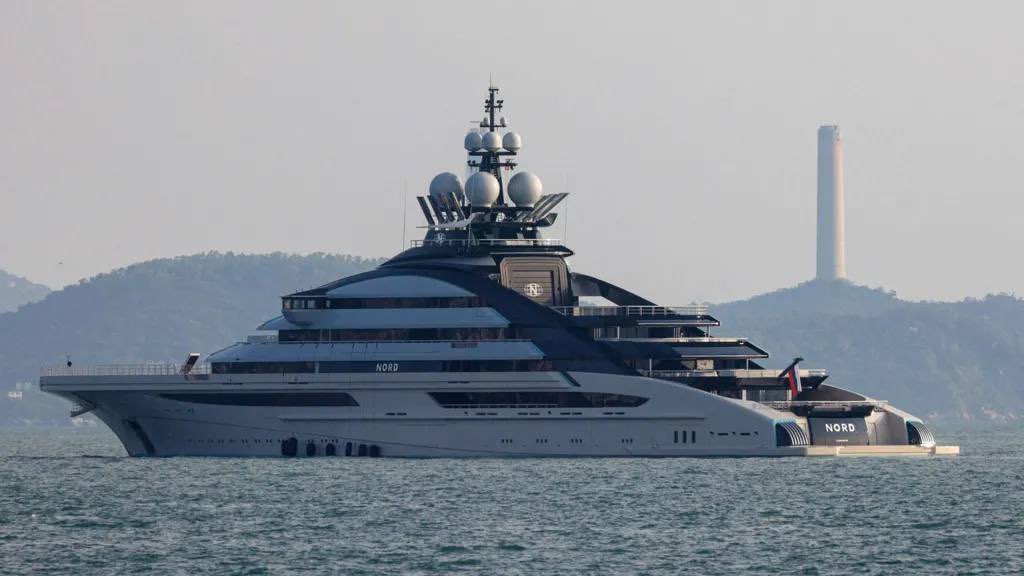 Russian Sanctioned Oligarch’s $500M Superyacht Passes Hormuz Blockade