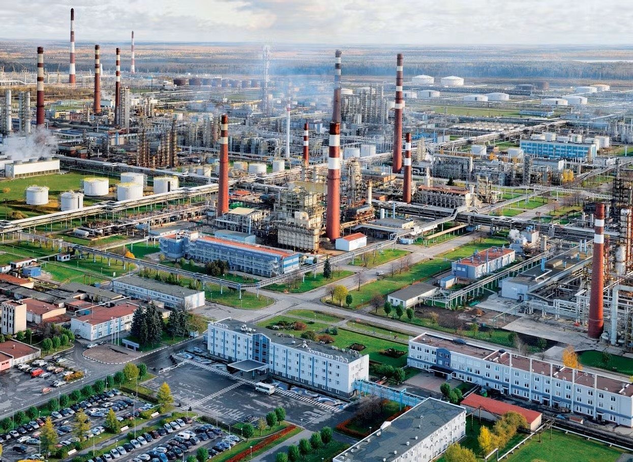 Ukraine Drone Strikes Force Russian Oil Giant KINEF to Shut Down