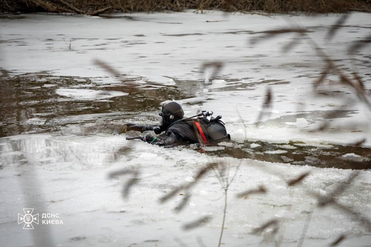 Kyiv SES Divers Recover Missile Debris from River