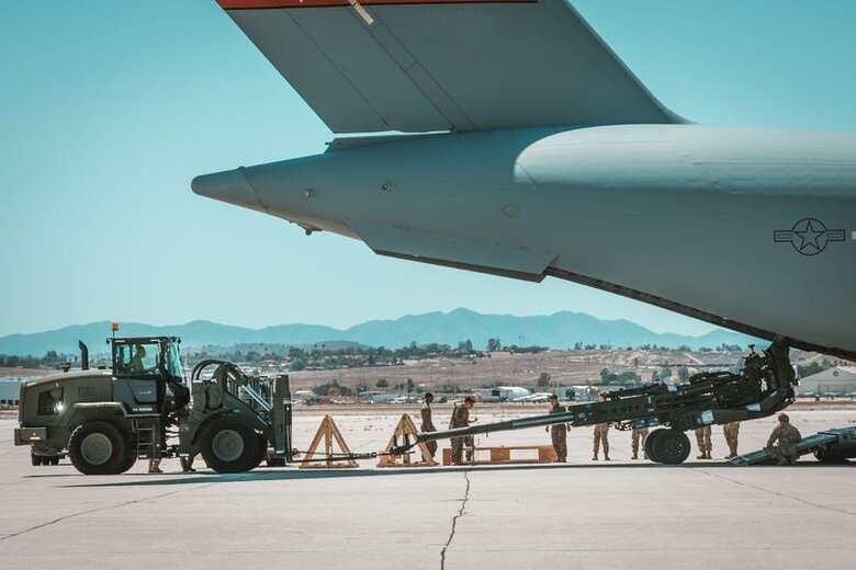 Loading M777 howitzers for Ukraine in California
