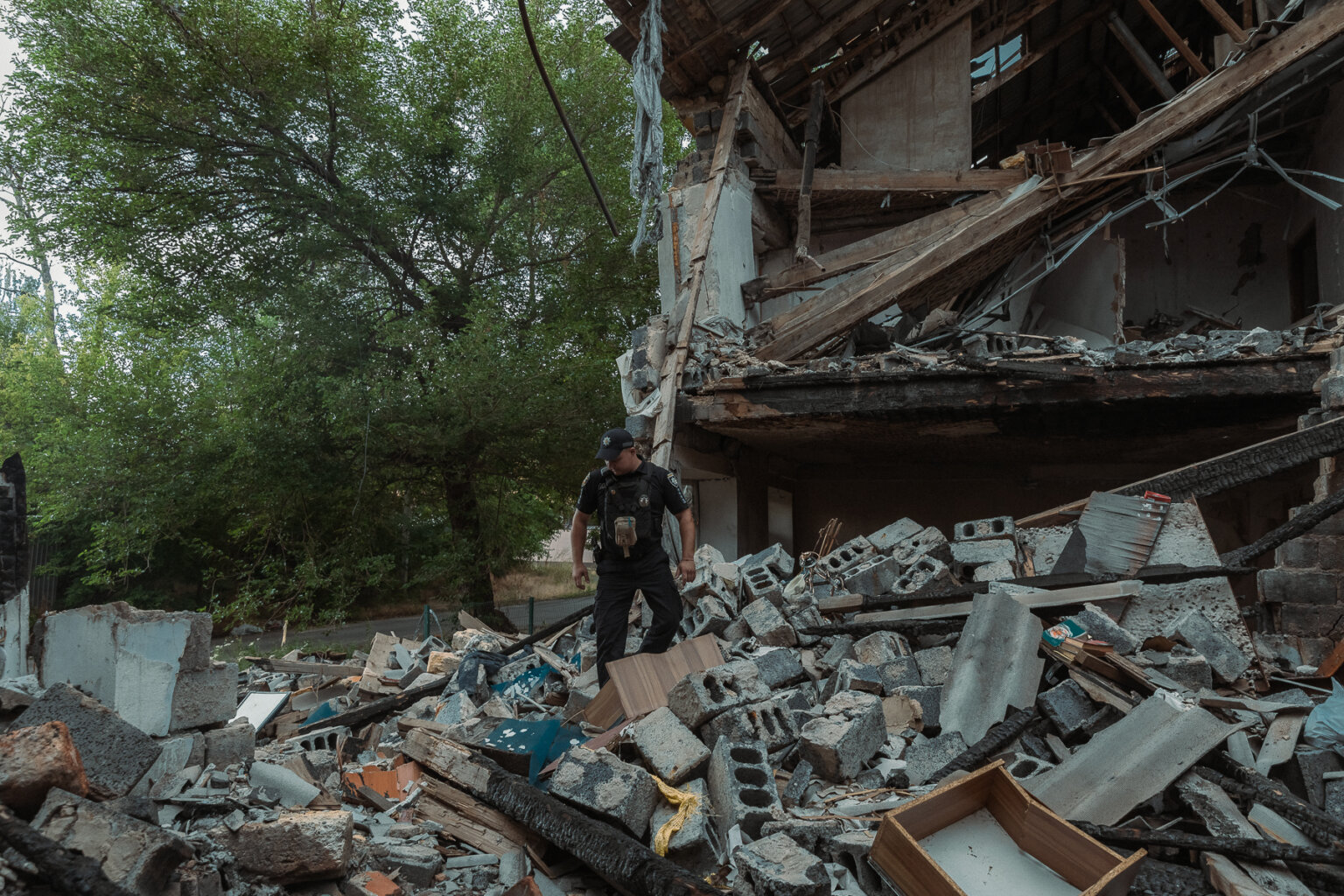 Police captain inspects Mykolaiv apartment damaged by Russian missile
