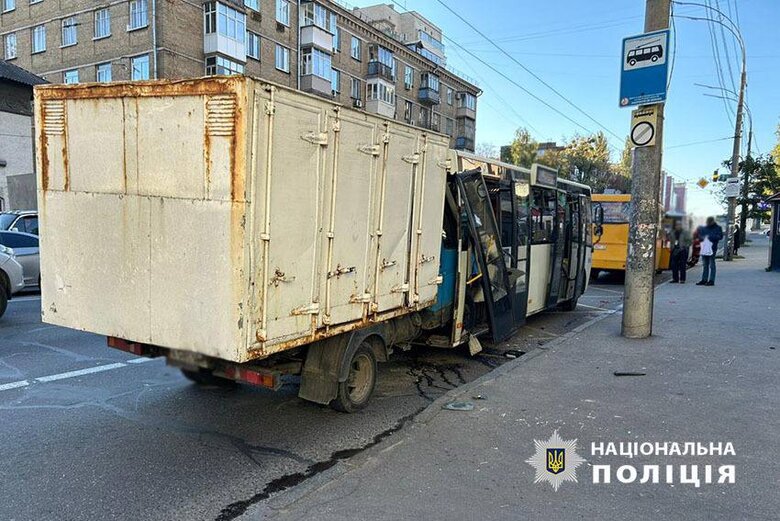 In Kyiv, a truck crashed into a minibus (four injured)