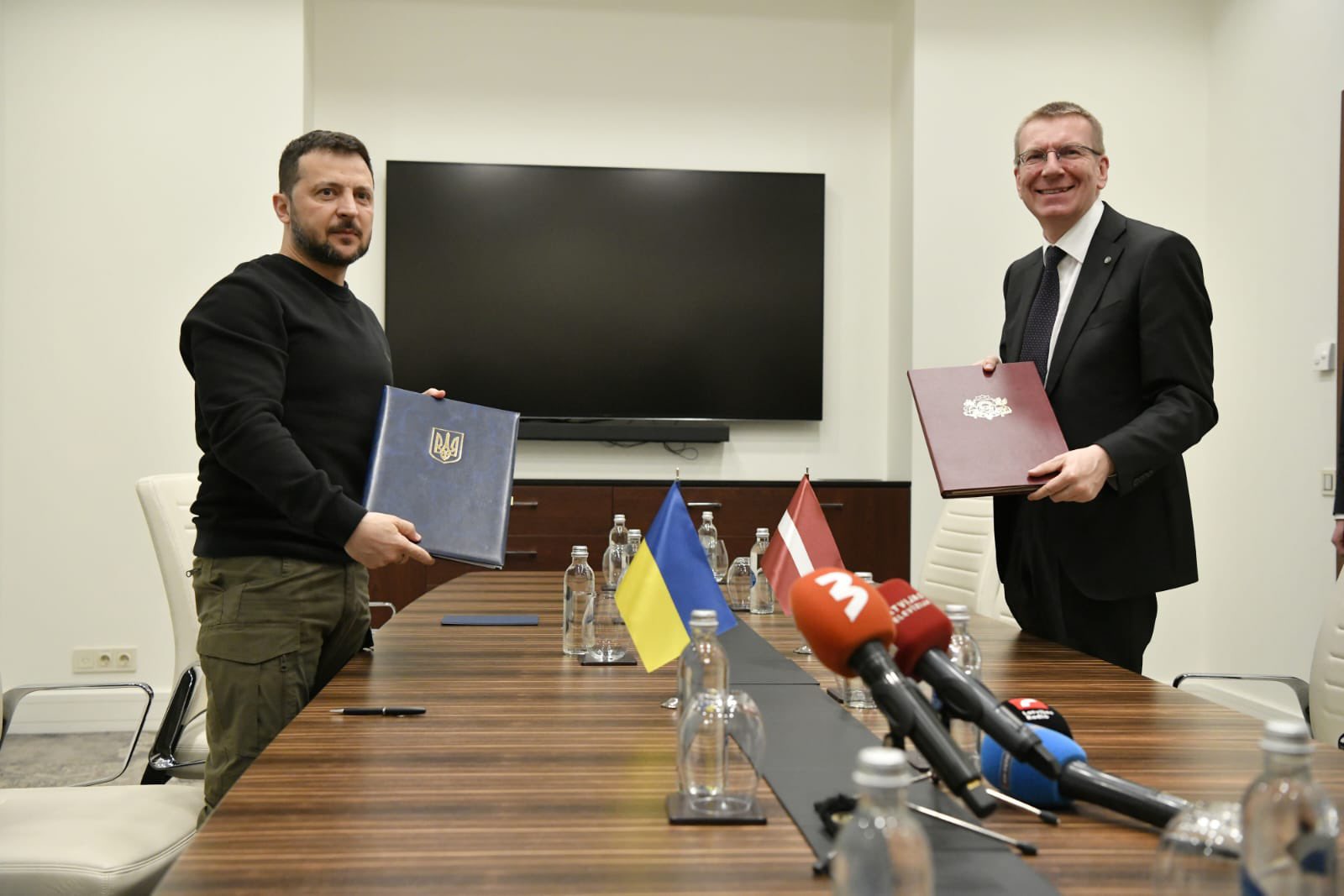 Zelensky and Rinkēvičs sign security deal