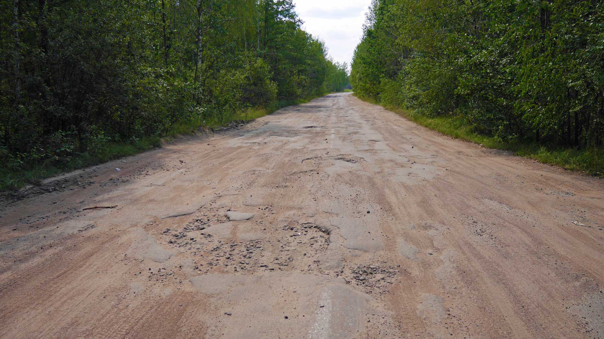 Ukrainian roads’ poor condition worsened by heavy vehicles like tanks.