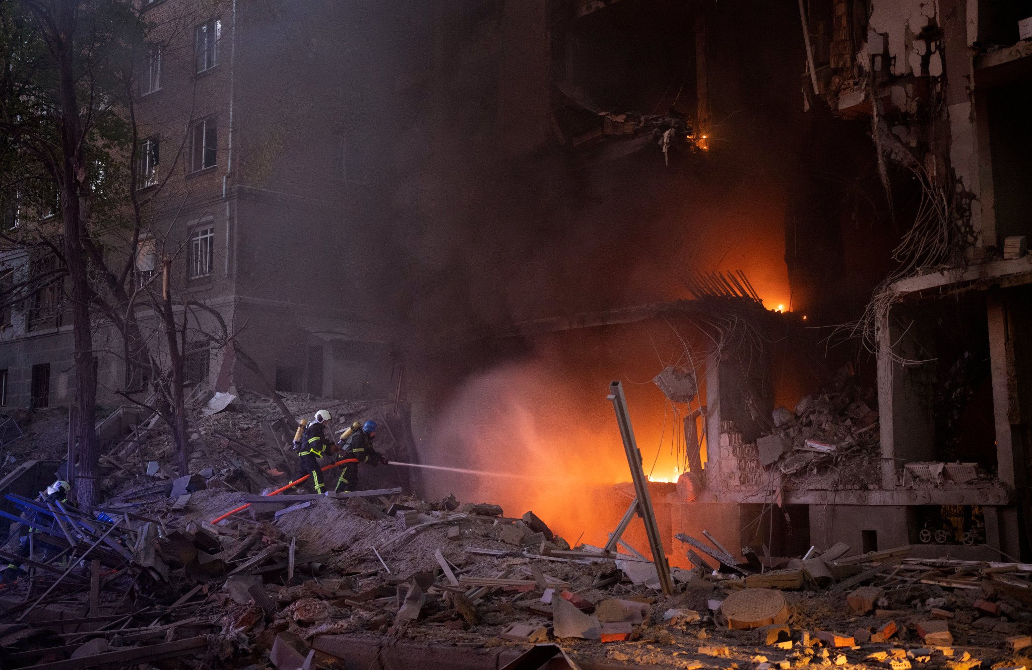 Firefighters extinguished blaze after Kyiv explosion, April 28