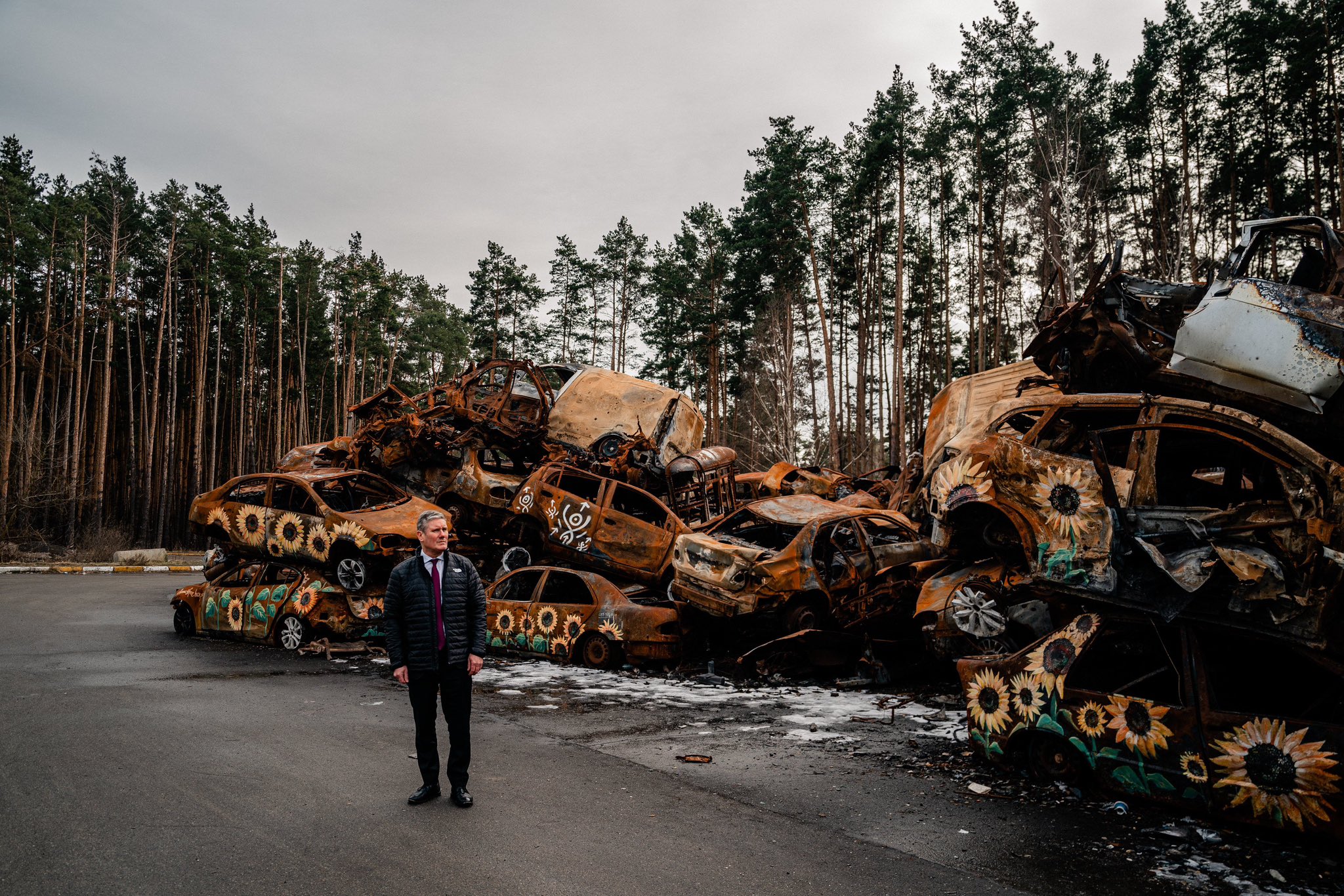 Starmer visits car graveyard in Ukraine