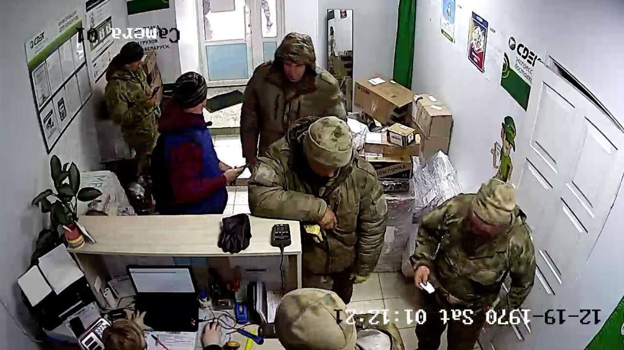 Russian soldiers queue to send items from Belarus