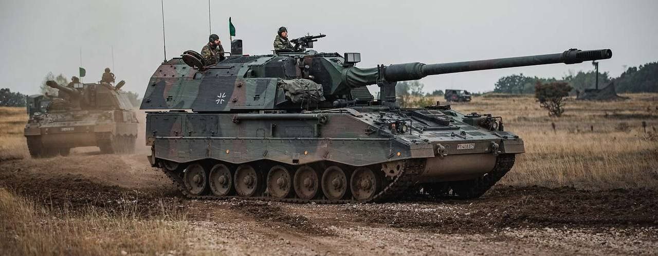 Ukrainian artillerymen complete PzH 2000 self-propelled howitzer training, move to practice