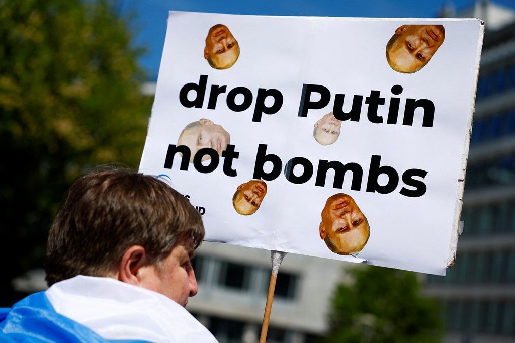 Protesters rally in The Hague for Putin’s trial