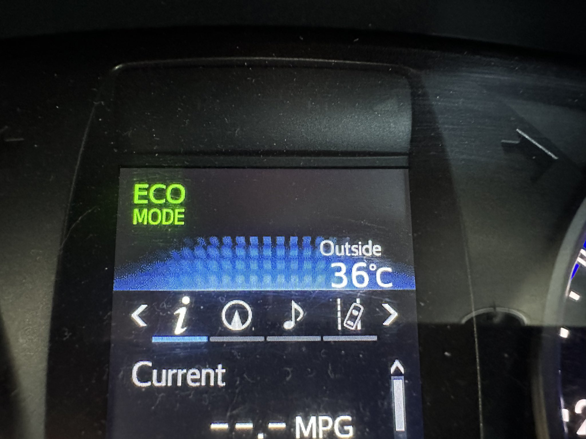 Kyiv heatwave: 36°C by 11:30 AM