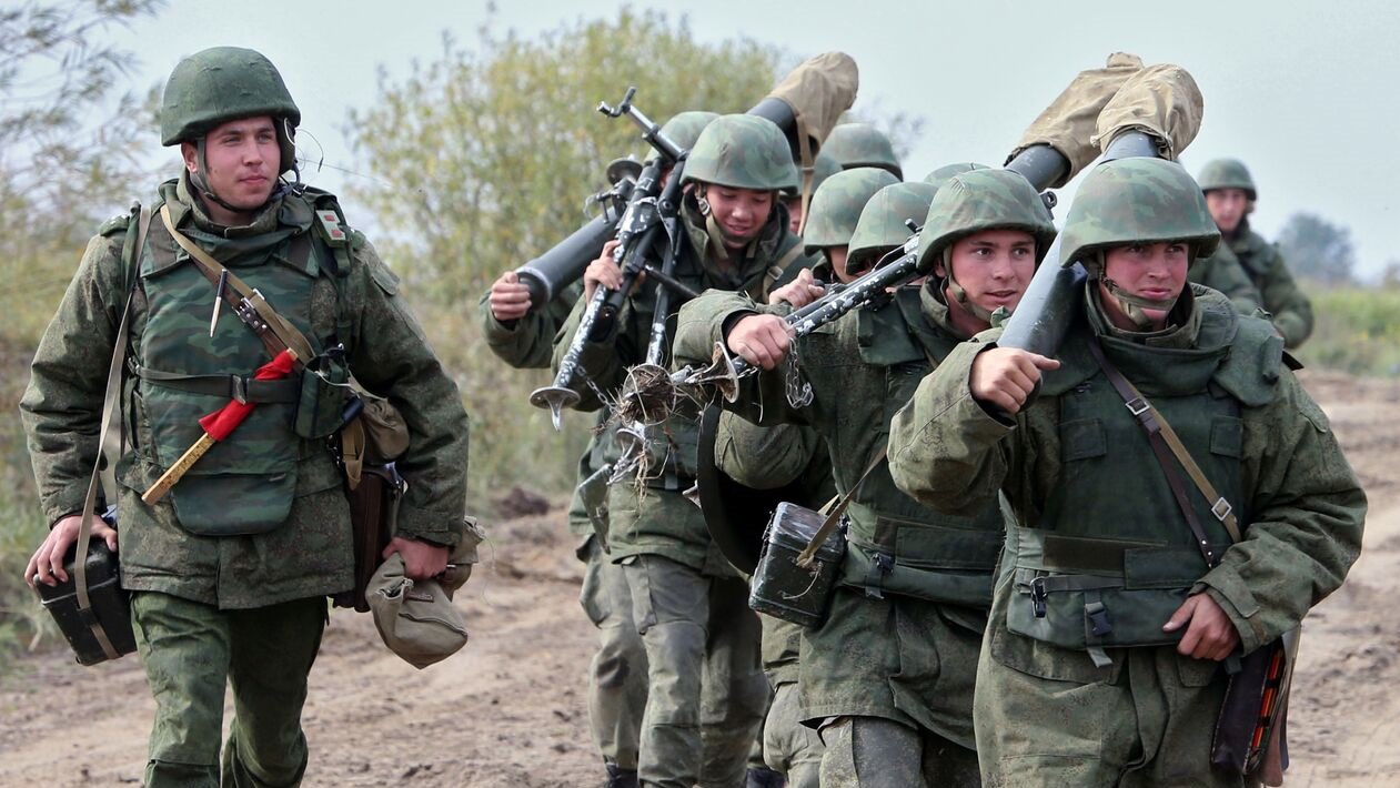Russian officer throws grenade in soldiers’ cage