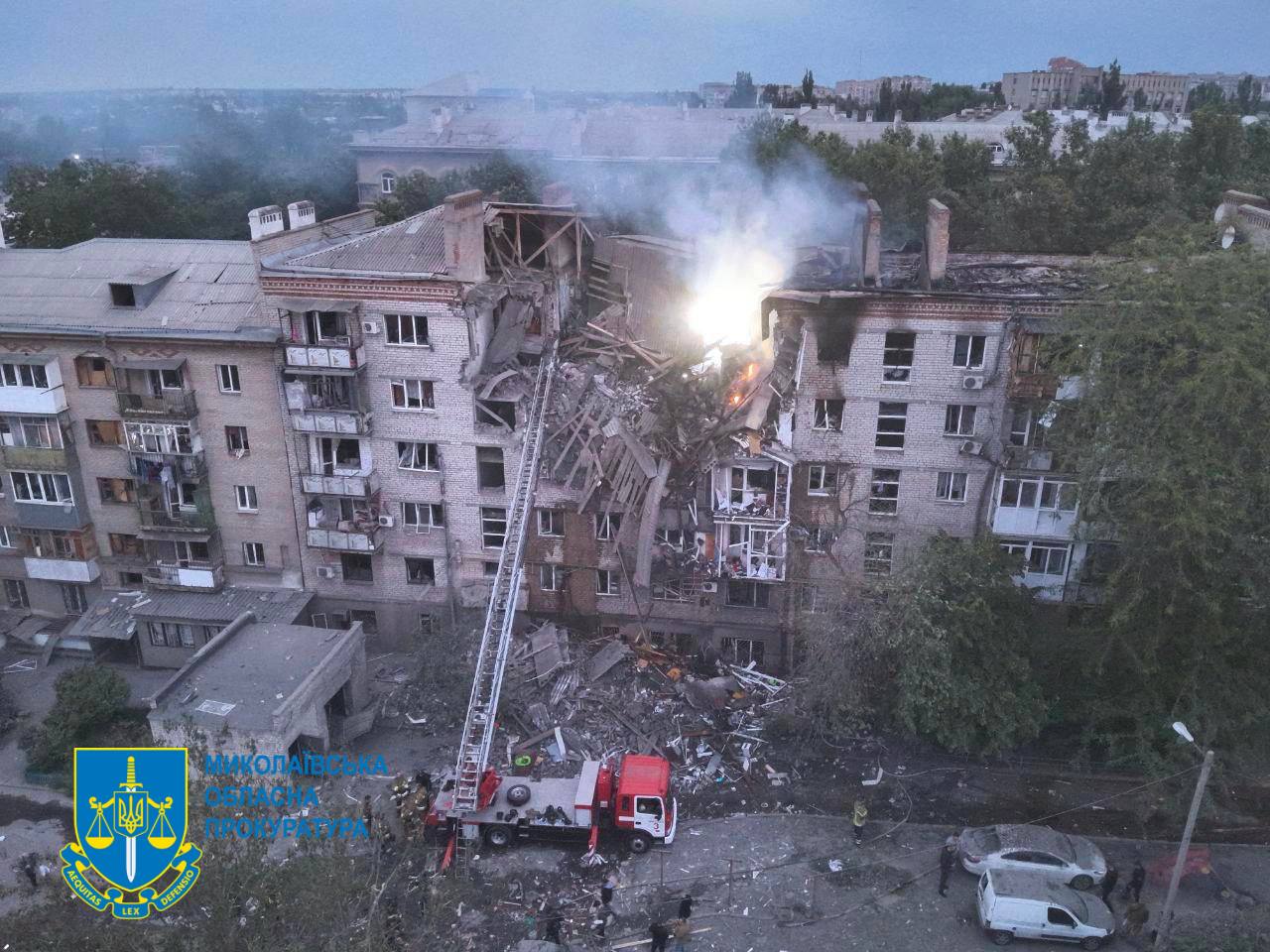 Damaged Mykolaiv apartment building after Russian attack, at least one civilian killed.