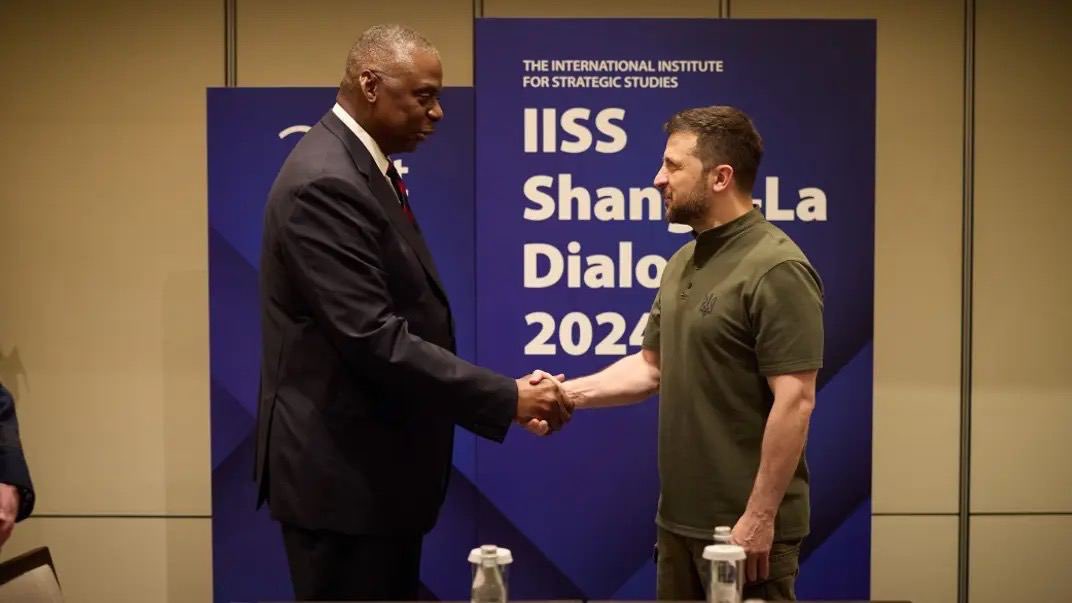 Zelenskyy and Austin Discuss Ukraine’s Defense, F-16s, and Security Pact in Singapore