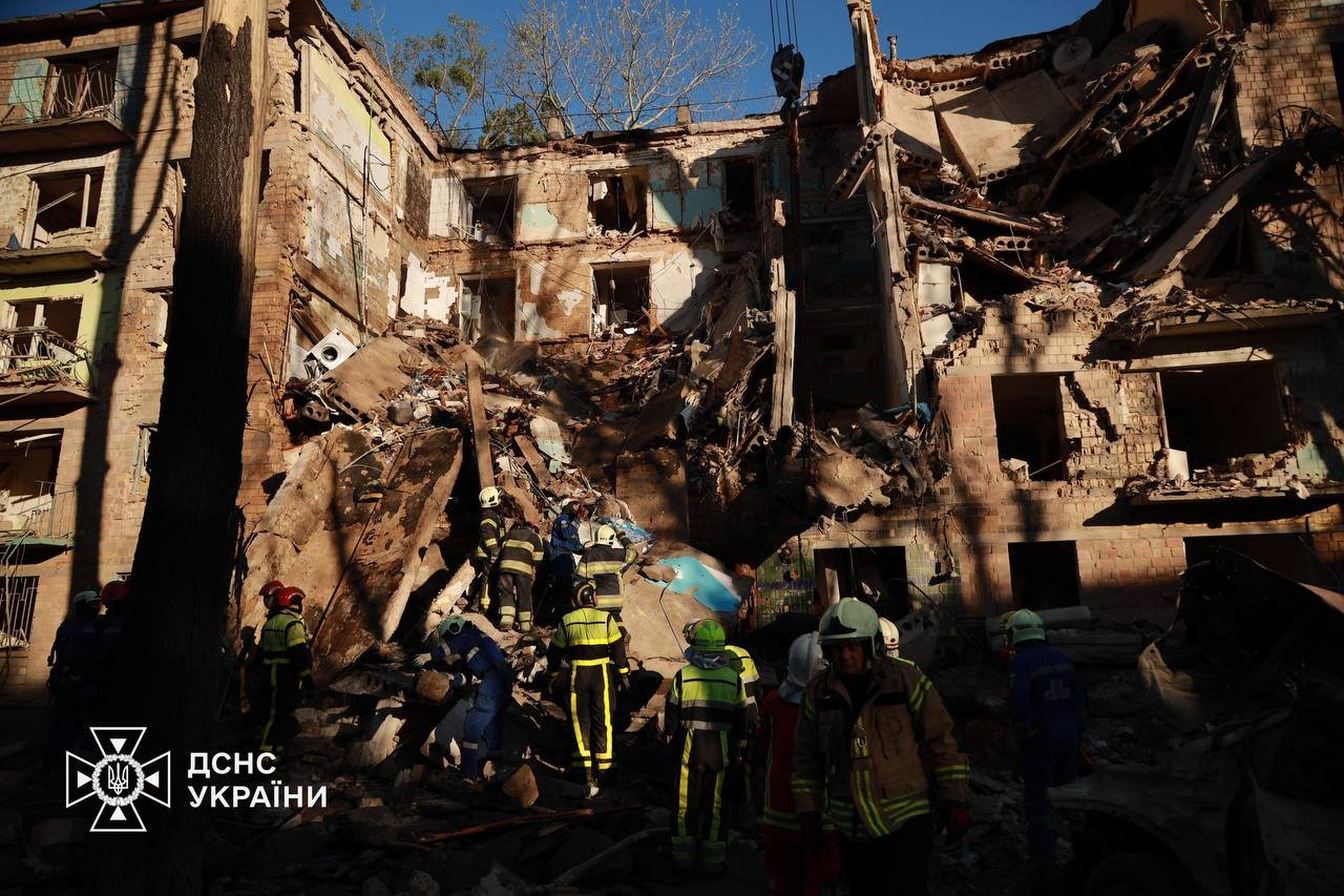 Ballistic missile with an high-explosive fragmentation warhead hit Kyiv five-story building