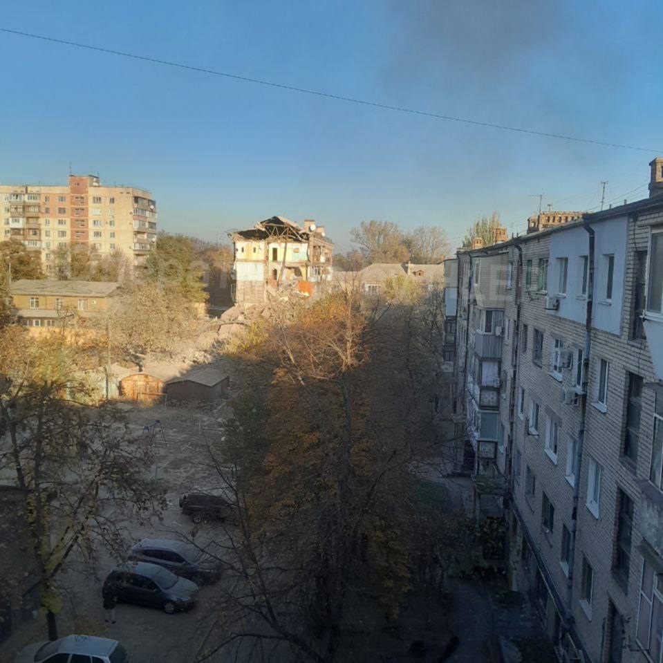 Russian attack partially destroys apartment building in Zaporizhzhia