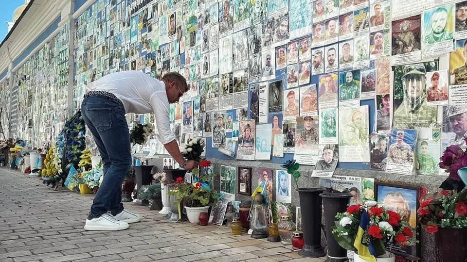 Hungarian opposition leader arrives in Kyiv, honors fallen defenders