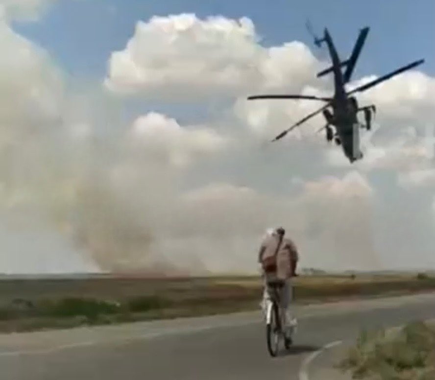 Fire near Skadovsk, Kherson region: shelling or heat? Russian helicopters show interest.