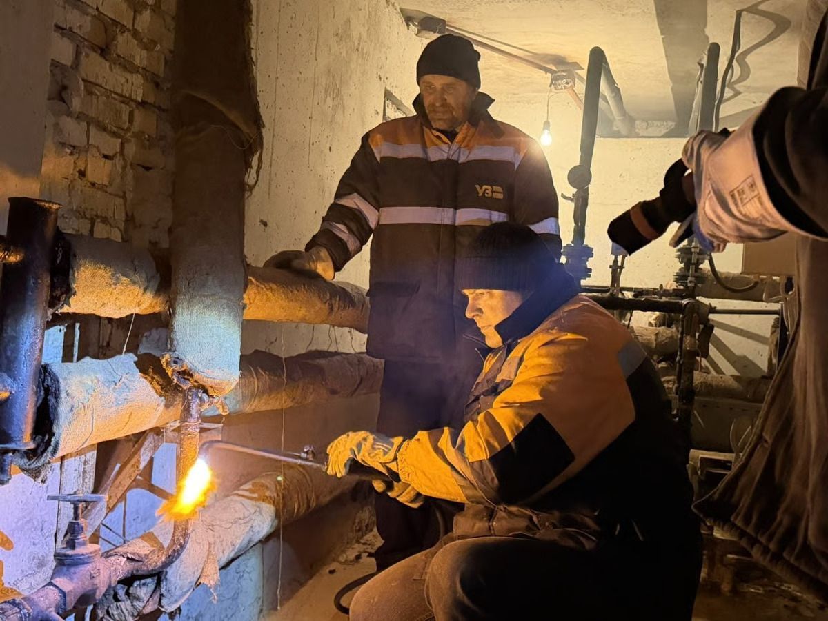 Ukrainian workers defy Russian attacks to restore power and heat