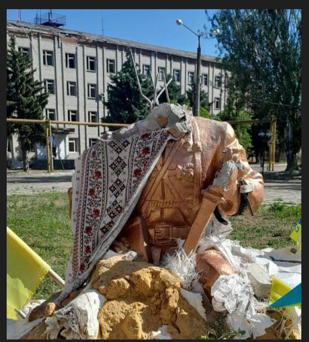 Russians destroyed Nestor Makhno monument in Huliaipole, symbol of free city