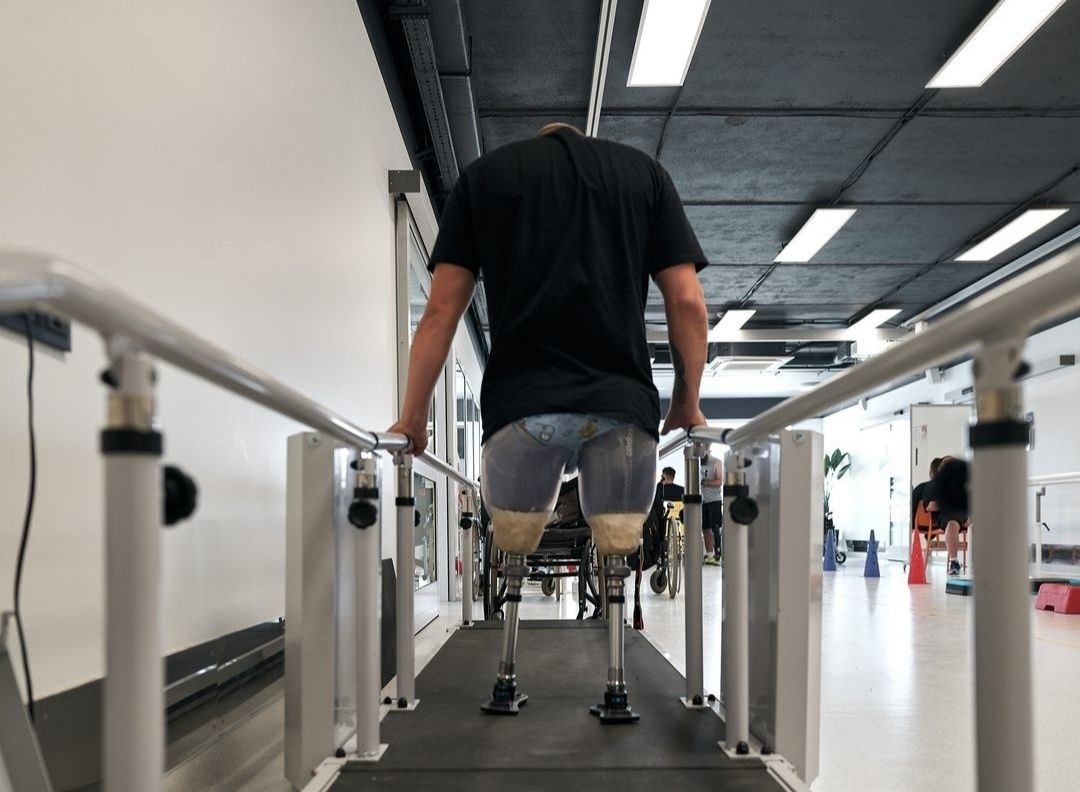 Ukrainian Defender trains for prosthetics after losing both legs