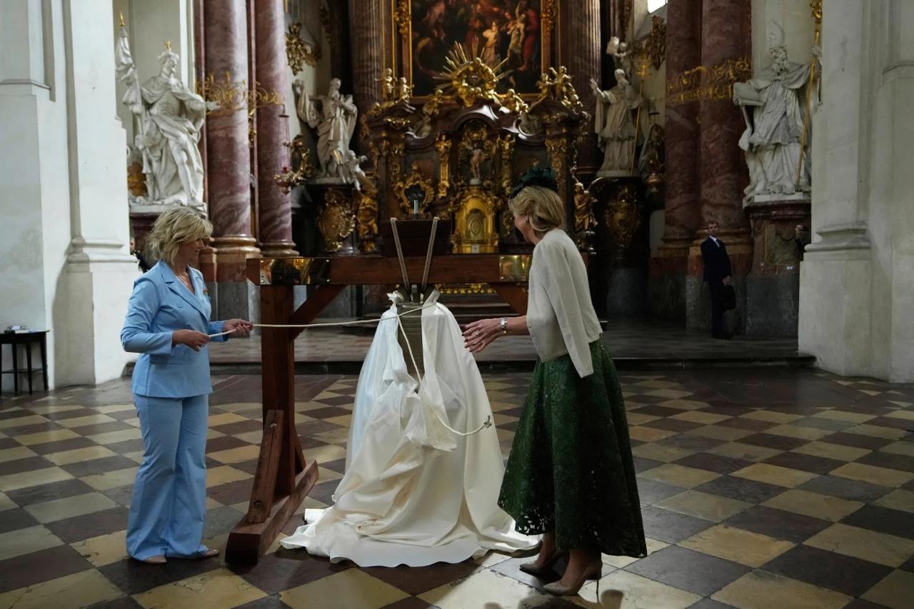 Reine Máxima offre une cloche issue d’armes russes à une église tchèque