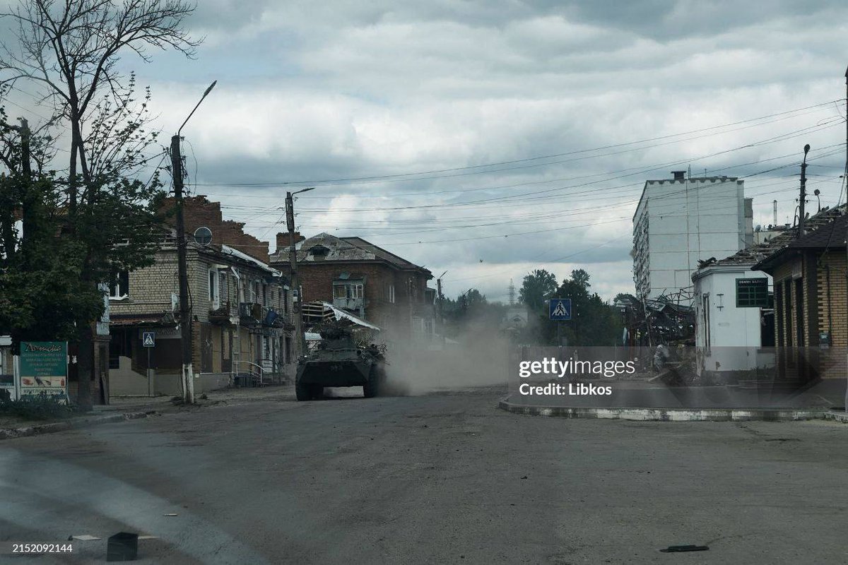 Véhicules suédois et russe près de Vovchansk