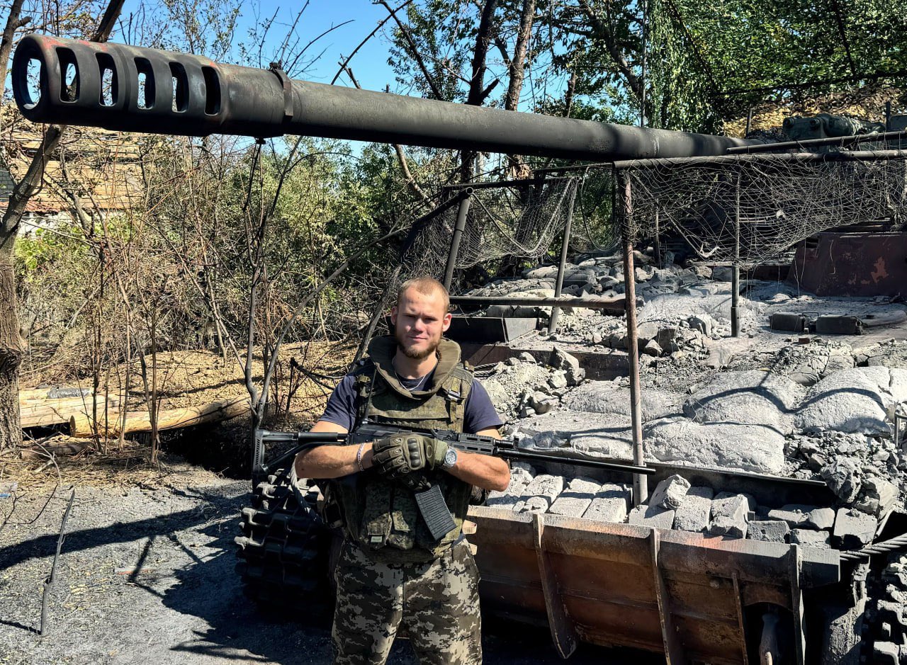 Russian 2S5 Giatsint-S SPG destroyed in Pokrovsk