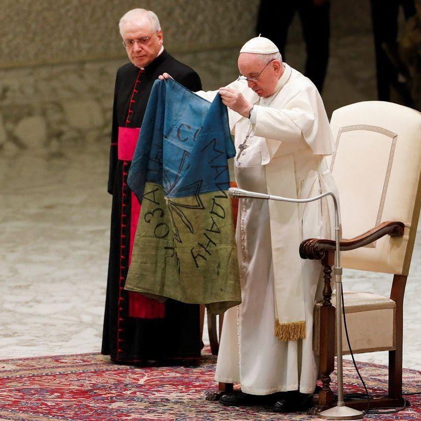 Pope Francis holds Ukrainian flag from Bucha, calls for end to war