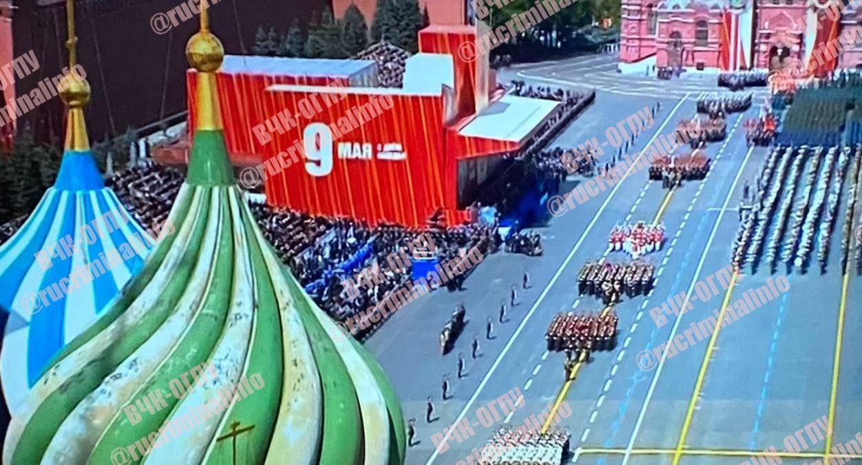 Putin shielded under bomb-proof roof at parade