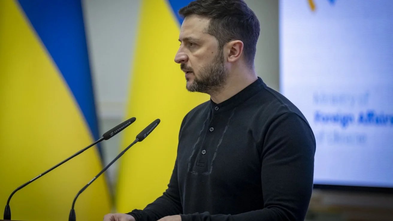 Zelenskyy urges diplomats to achieve just peace in 2025
