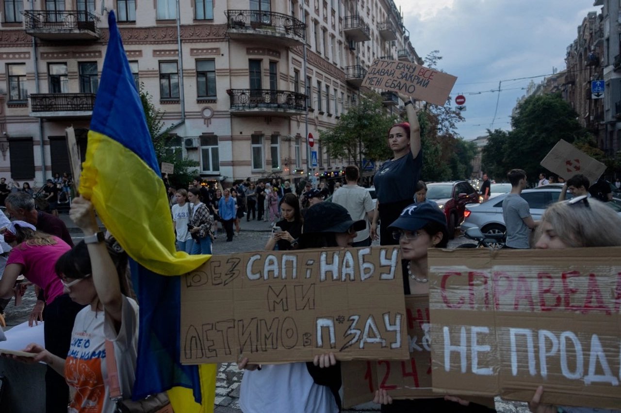 Zelensky seeks compromise as opponents block law