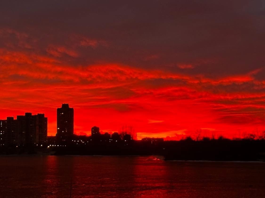 Incredible evening sky colors thanks to Ukraine’s Defense Forces