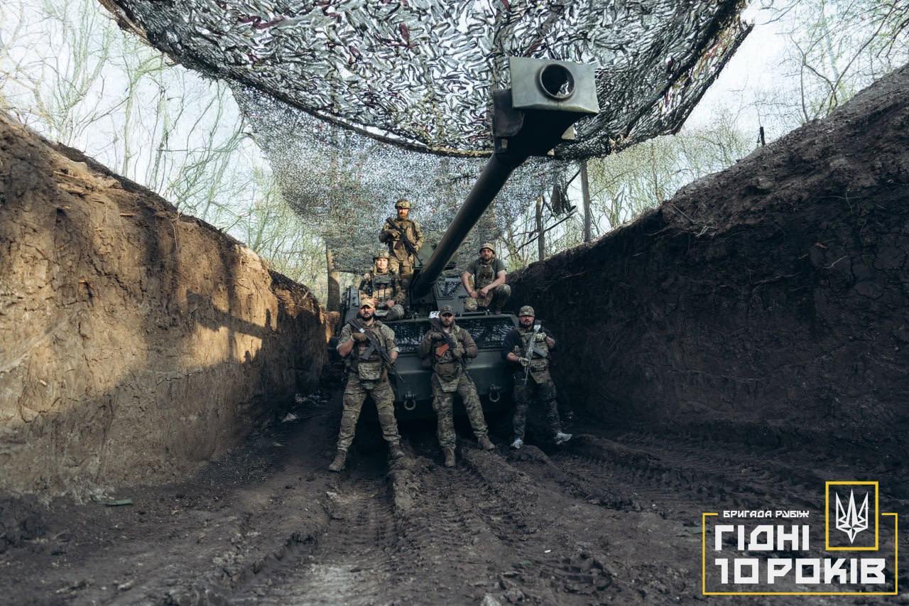 Ukrainian gunners and their DITA howitzer in action