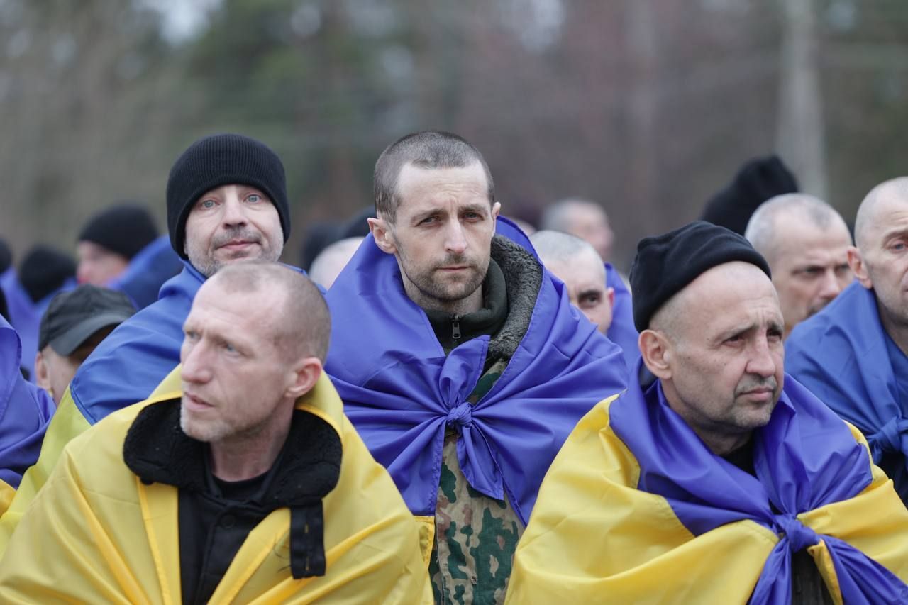 Ukraine Frees 300 Soldiers and 2 Civilians from Russian Captivity