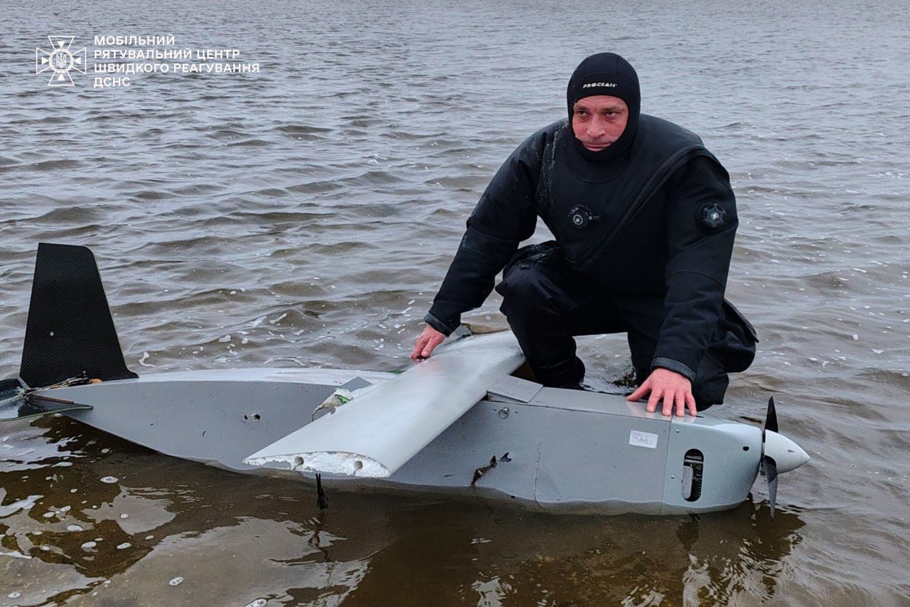Urgent: firefighters recover Russian drone from a reservoir near Kyiv (short)