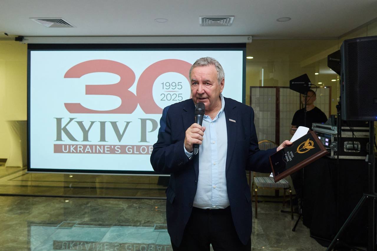 HUR representative presents award to KyivPost at anniversary celebration