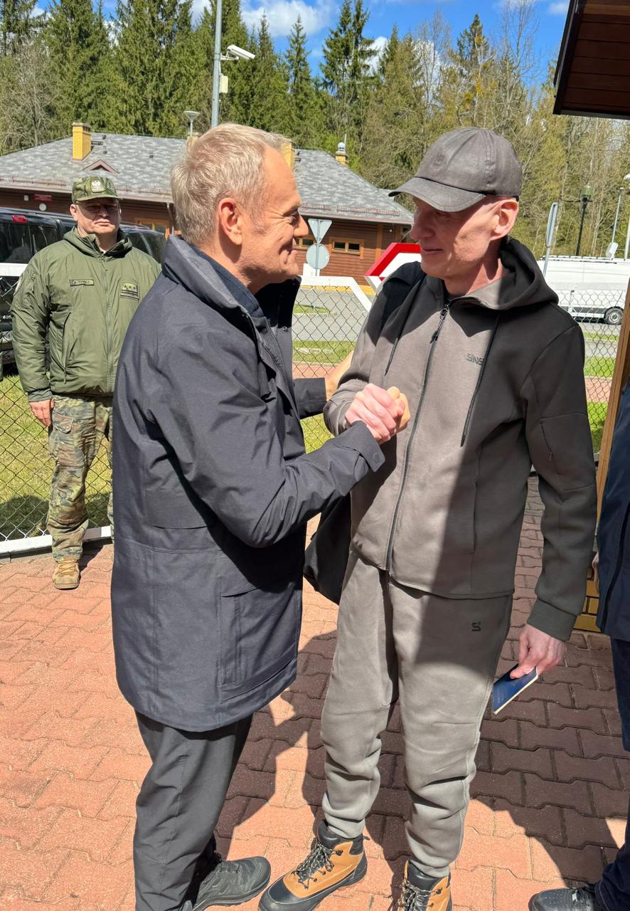 Journalist Andrzej Poczobut Released, Greeted by Polish PM Tusk