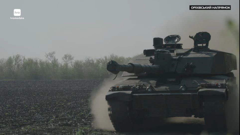 British Challenger 2 ‘Litter’ with ‘Devil’s Dick’ cannon of 82nd Airborne Brigade
