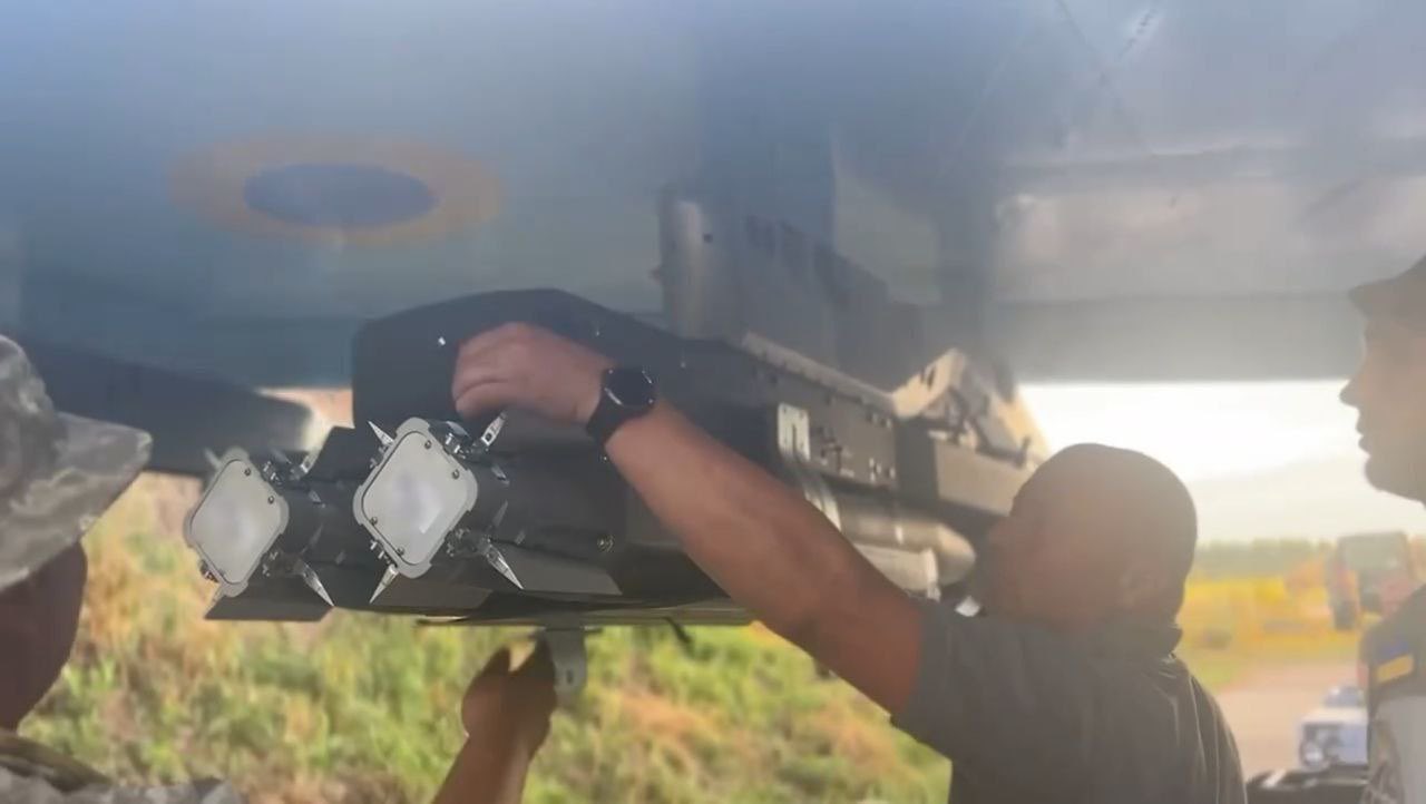 Installation of GBU-39 bombs under Ukrainian Su-27 wing