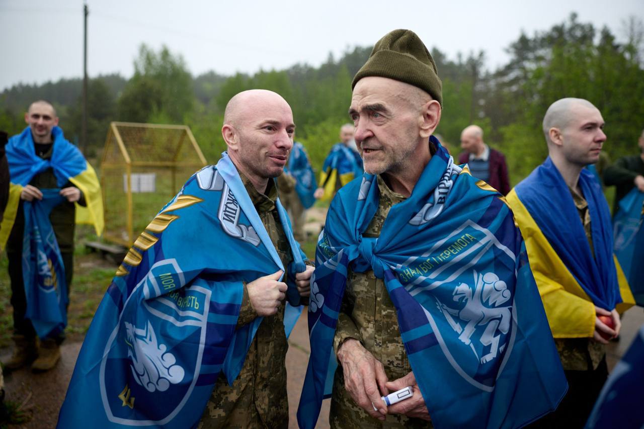 Ukrainian defender enjoys first apple in four years after captivity
