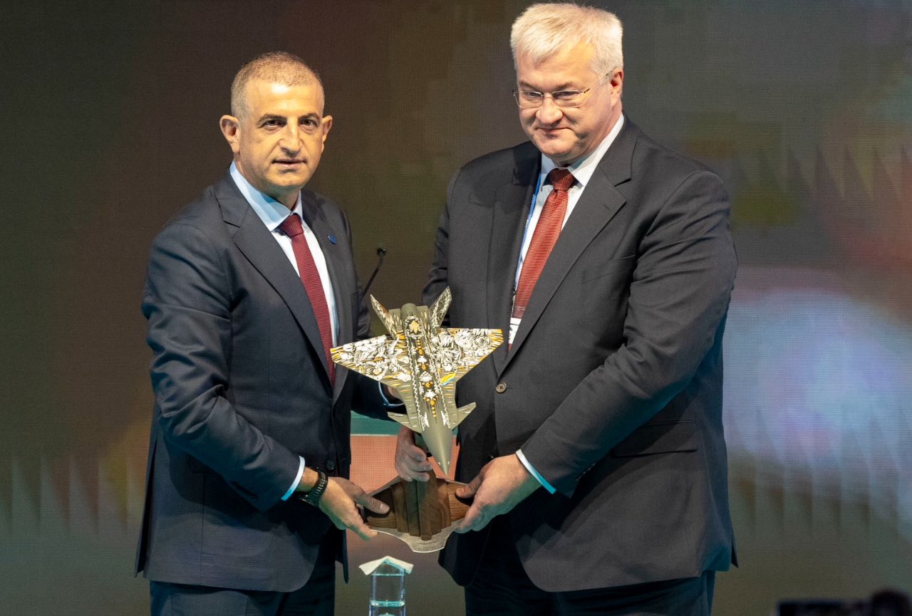 Baykar CEO and Ukraine’s FM hold Kizilelma model