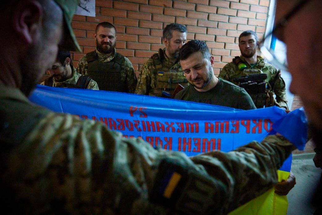 Zelenskyy visits frontline positions in eastern Ukraine