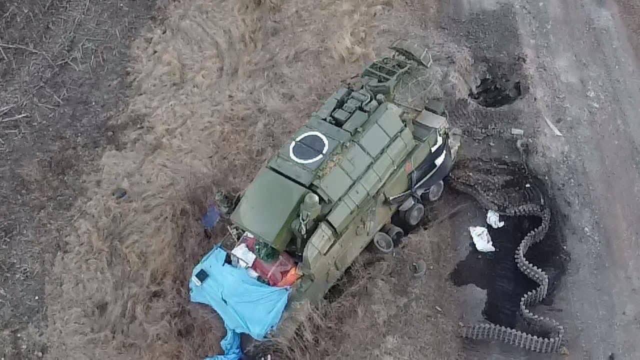 Russian Tor M1 missile system stuck due to road holes