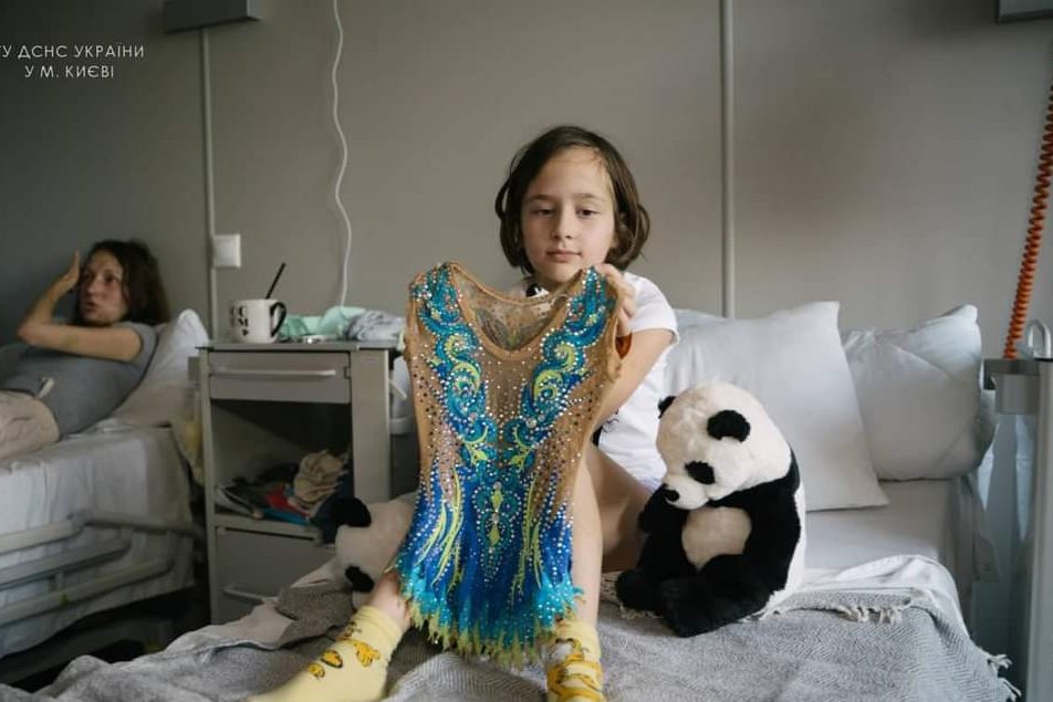 Missile-hit girl Yevhenia rescued, draws picture for her rescuer