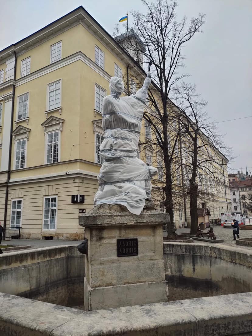 Lviv residents protect UNESCO heritage from Russian bombardment
