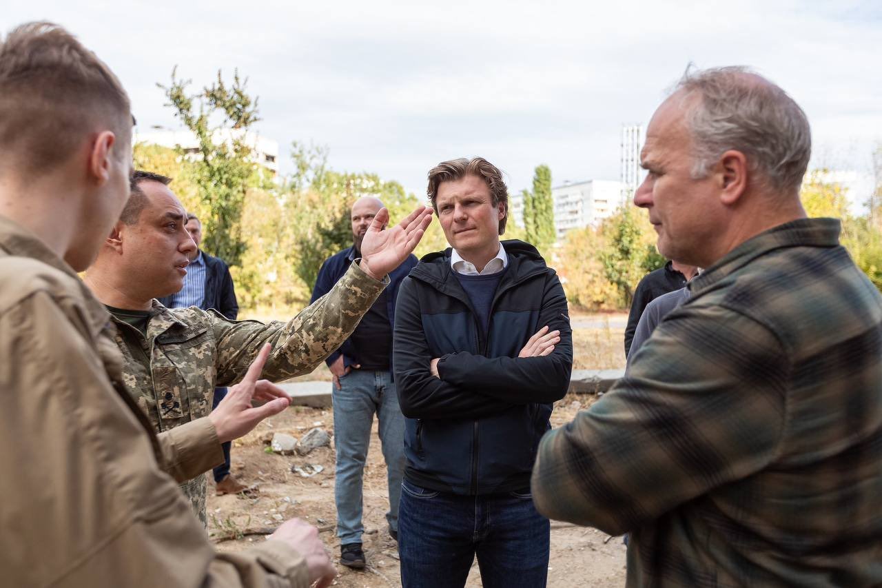 Dutch defense minister says Ukraine must keep Russia at distance
