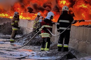 The fire persists after the Russian attack on Kyiv region