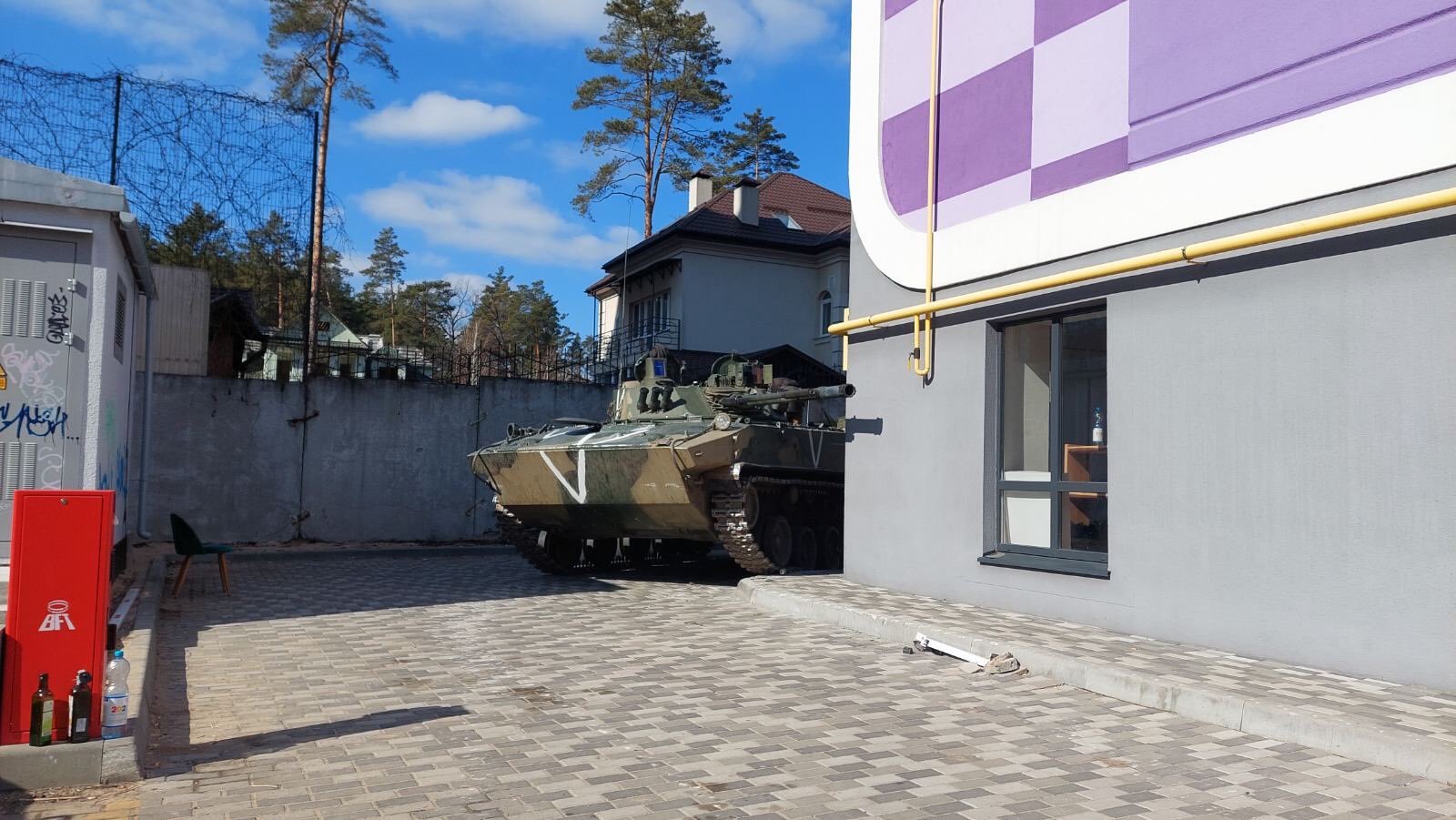 Russians hide military vehicles between apartments in Irpin