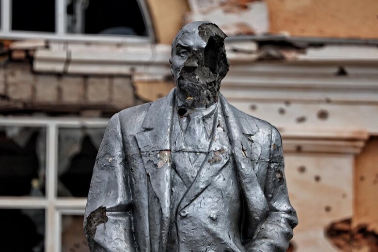 Lening statue in Sudha damaged but stands